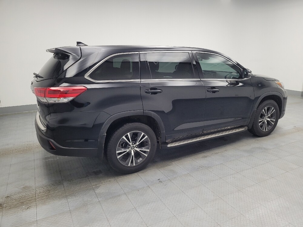 2018 Toyota Highlander in Memphis, TN 38115 - 18111777 10