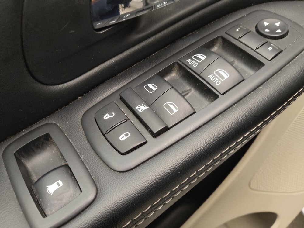 2016 Chrysler Town & Country in Denver, CO 80012 - 18111833 27