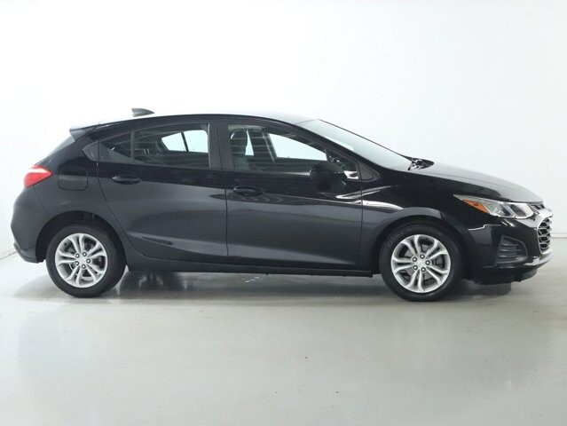 2019 Chevrolet Cruze in Bedford, OH 44146 - 18111921 11