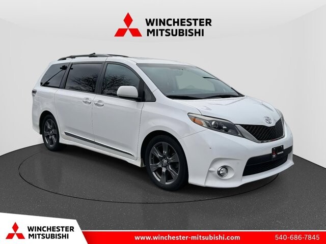 2017 Toyota Sienna in Winchester, VA 22602 - 18111932