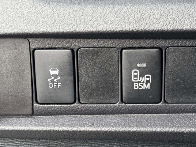 2017 Toyota Sienna in Winchester, VA 22602 - 18111932 23