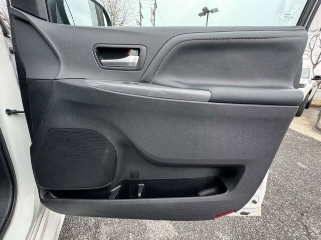 2017 Toyota Sienna in Winchester, VA 22602 - 18111932 8