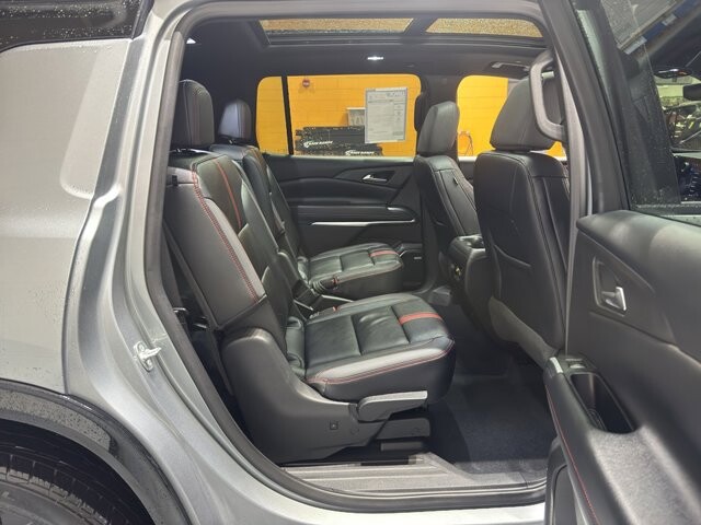 2025 Chevrolet Traverse in Burlington, WI 53105 - 18111951 20