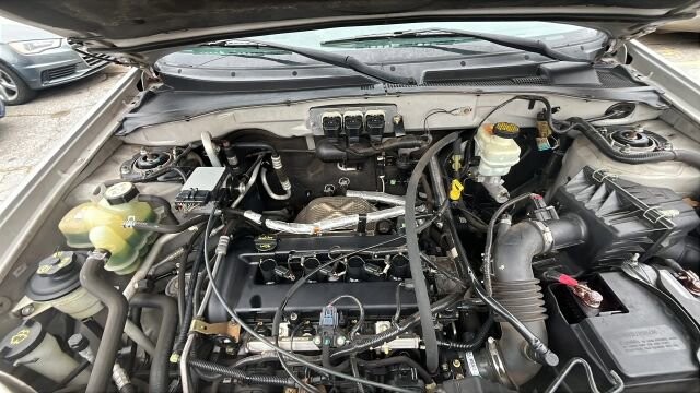 2005 Mazda Tribute in Greenville, SC 29607 - 18111957 10