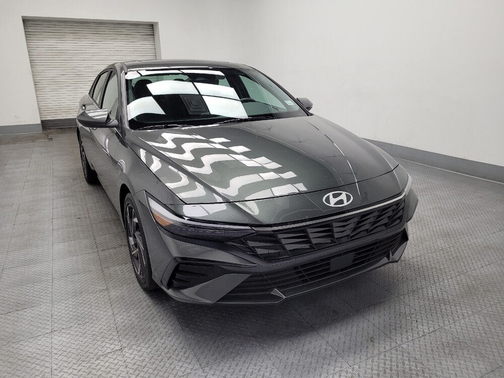 2025 Hyundai Elantra in Las Vegas, NV 89104 - 18112015 13