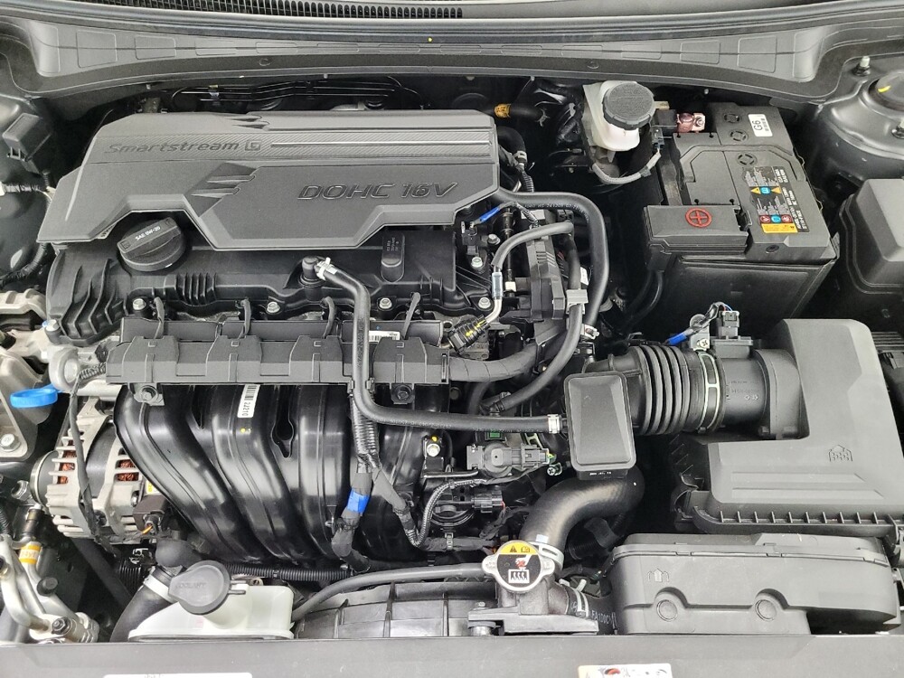 2025 Hyundai Elantra in Las Vegas, NV 89104 - 18112015 30