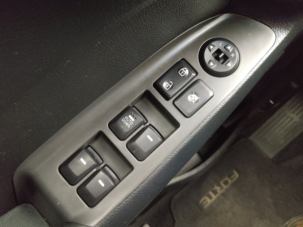 2017 Kia Forte in St. Louis, MO 63136 - 18112202 27