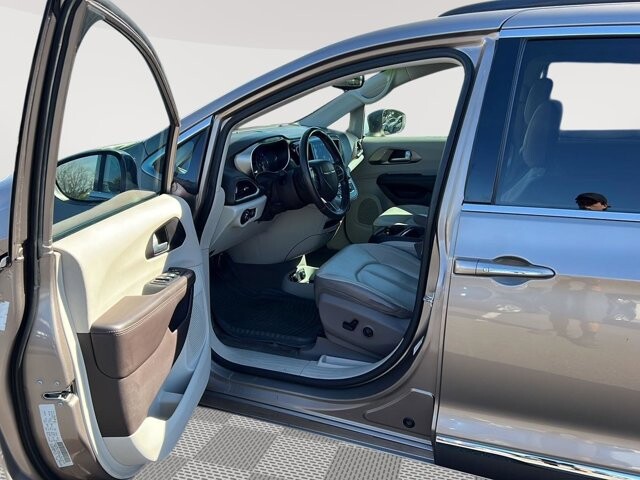 2017 Chrysler Pacifica in Mesa, AZ 85212 - 18112552 9