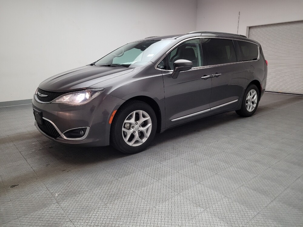 2017 Chrysler Pacifica in Downey, CA 90241 - 18113049 2
