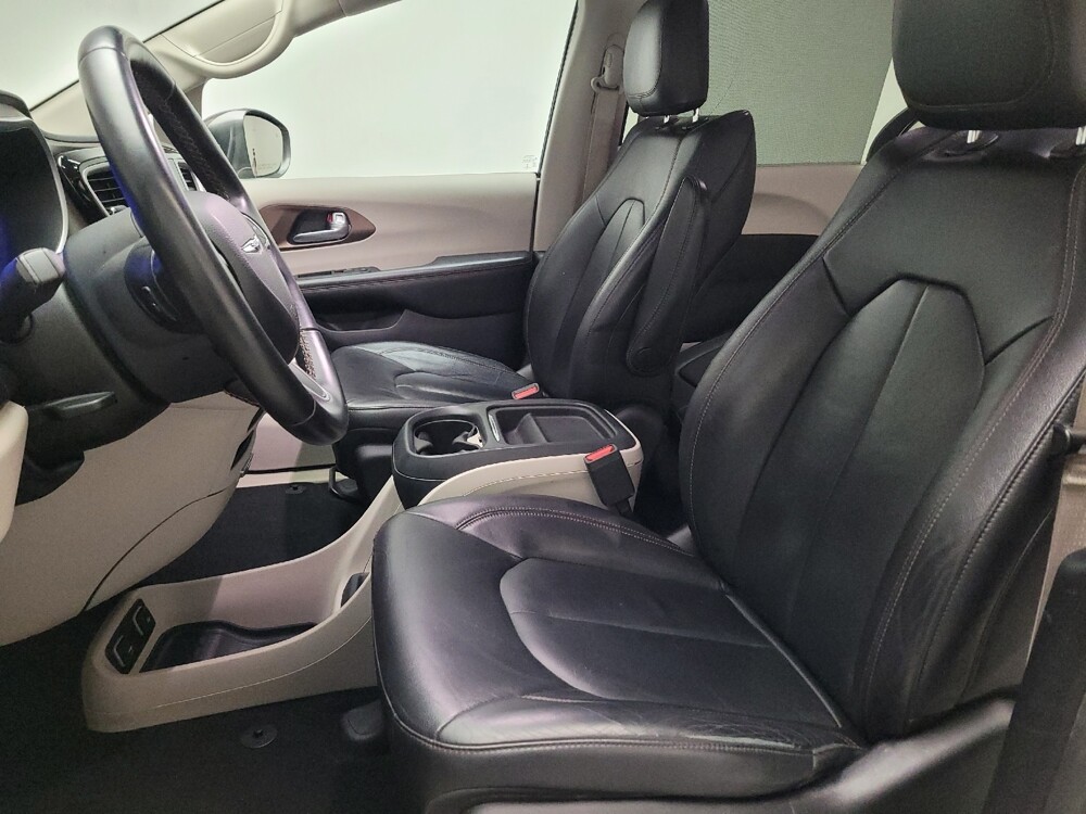 2017 Chrysler Pacifica in Downey, CA 90241 - 18113049 17