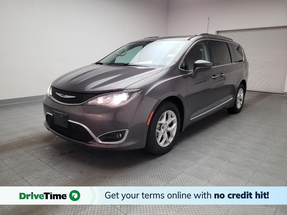 2017 Chrysler Pacifica in Downey, CA 90241 - 18113049