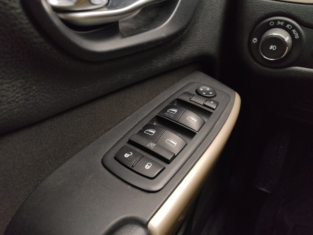 2018 Jeep Cherokee in Topeka, KS 66611 - 18113068 27