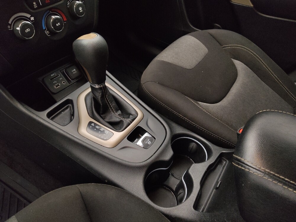 2018 Jeep Cherokee in Topeka, KS 66611 - 18113068 26