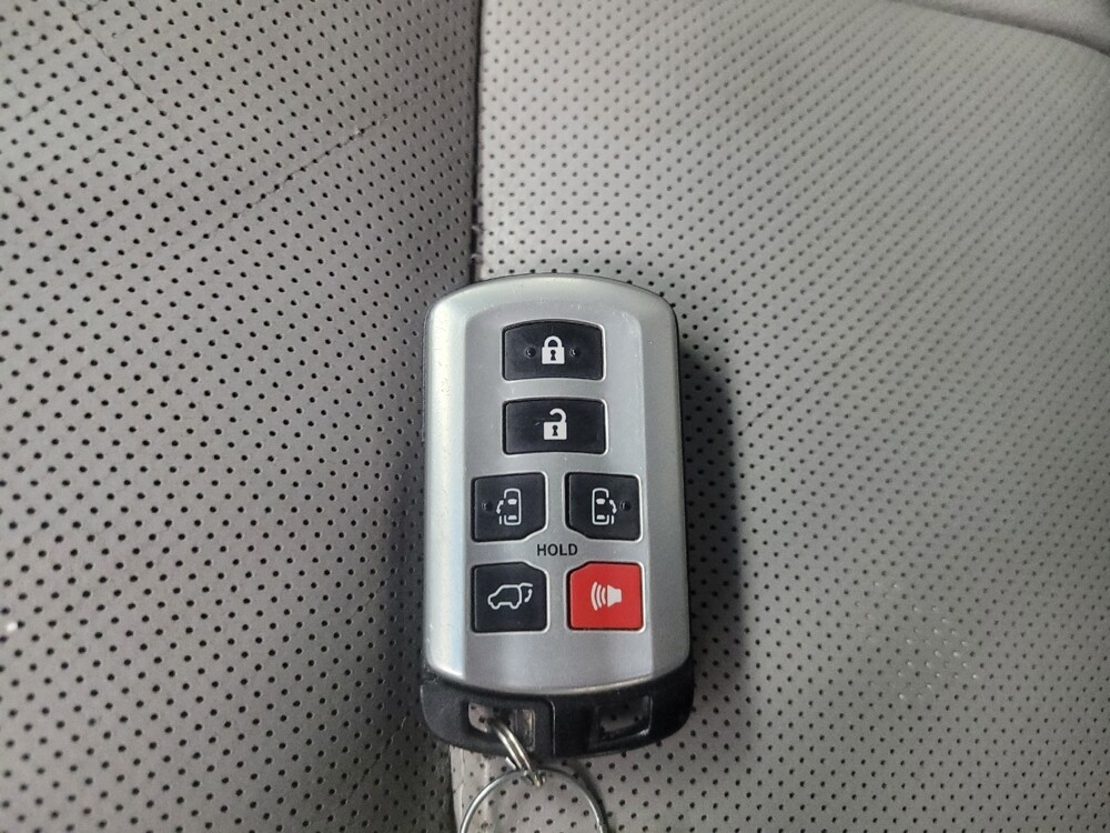 2016 Toyota Sienna in Indianapolis, IN 46222 - 18113389 32