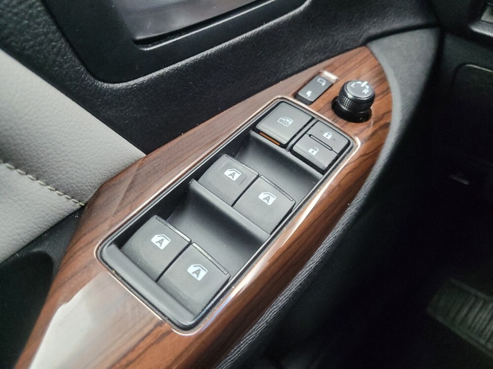 2016 Toyota Sienna in Indianapolis, IN 46222 - 18113389 27