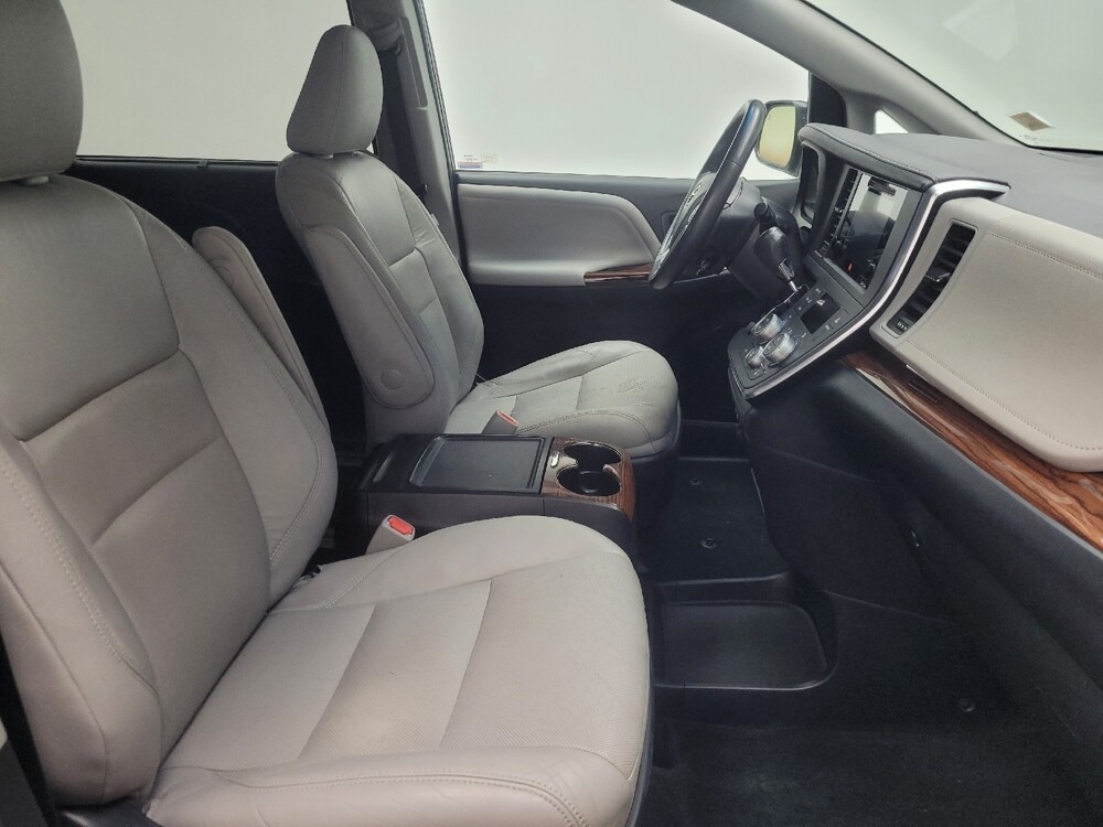 2016 Toyota Sienna in Indianapolis, IN 46222 - 18113389 21