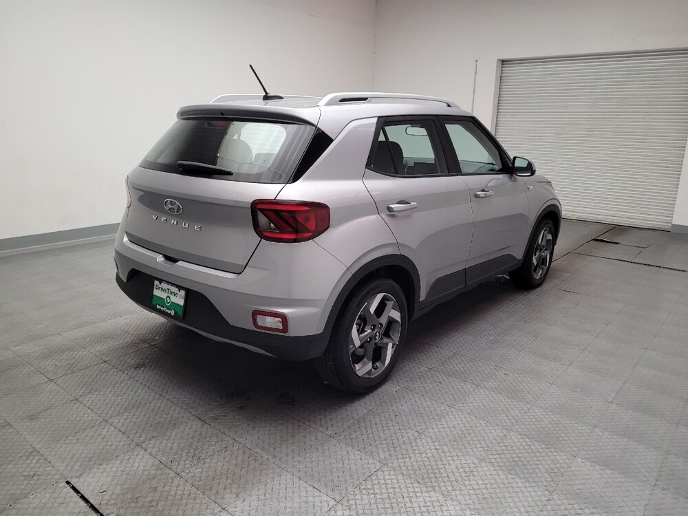 2025 Hyundai Venue in Downey, CA 90241 - 18113404 9