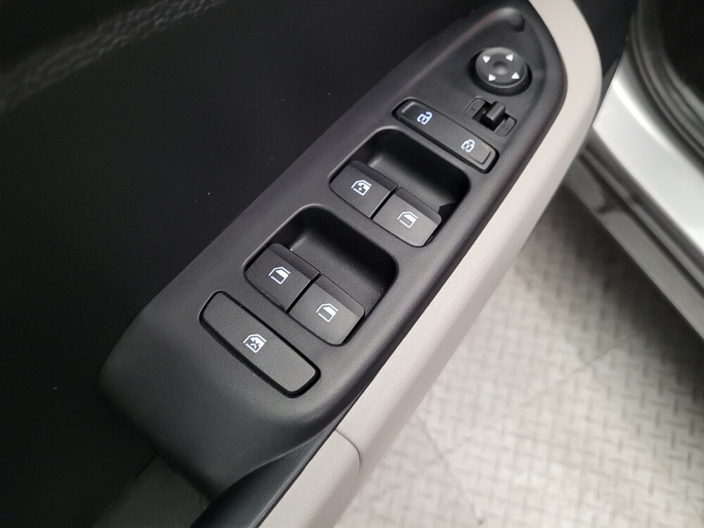 2025 Hyundai Venue in Downey, CA 90241 - 18113404 27