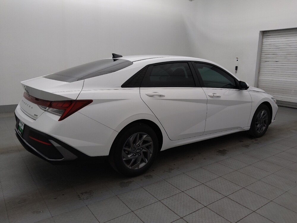 2024 Hyundai Elantra in Bradenton, FL 34207 - 18113633 10