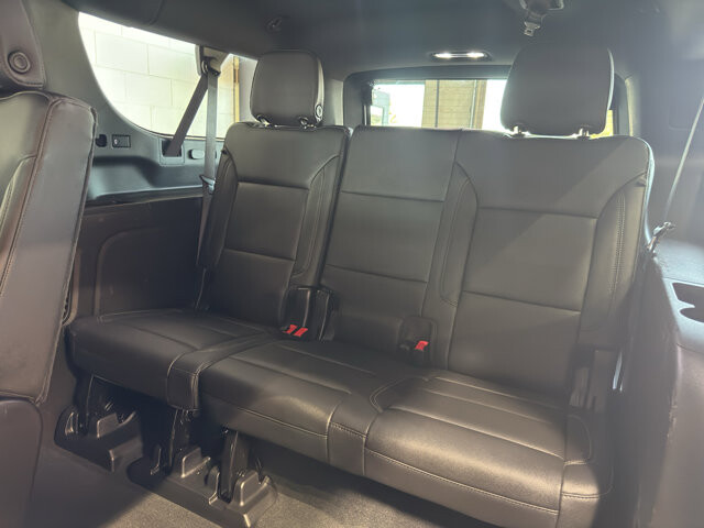 2021 Chevrolet Suburban in Burlington, WI 53105 - 18113678 15