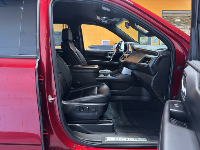 2021 Chevrolet Suburban in Burlington, WI 53105 - 18113678 22