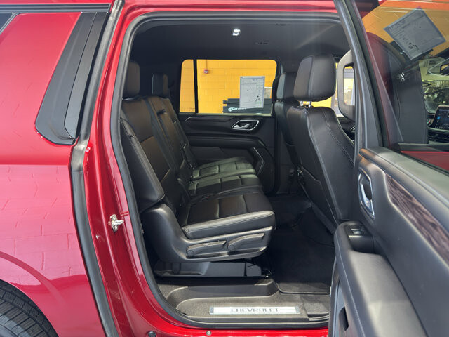 2021 Chevrolet Suburban in Burlington, WI 53105 - 18113678 23
