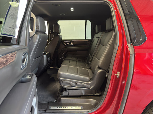 2021 Chevrolet Suburban in Burlington, WI 53105 - 18113678 14