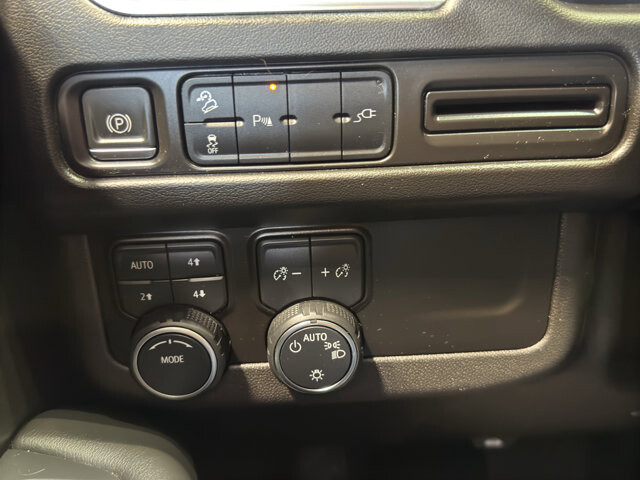 2021 Chevrolet Suburban in Burlington, WI 53105 - 18113678 34