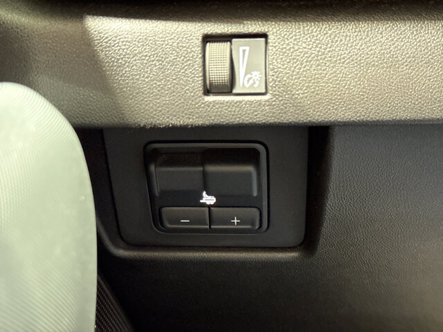 2024 Chevrolet Colorado in Burlington, WI 53105 - 18113682 32