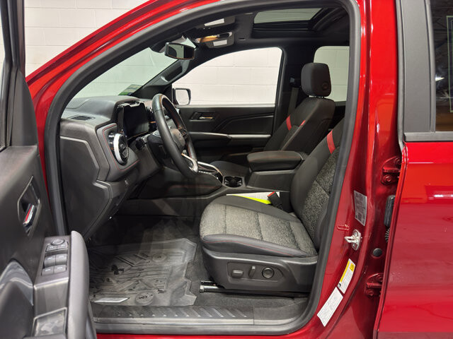 2024 Chevrolet Colorado in Burlington, WI 53105 - 18113682 13