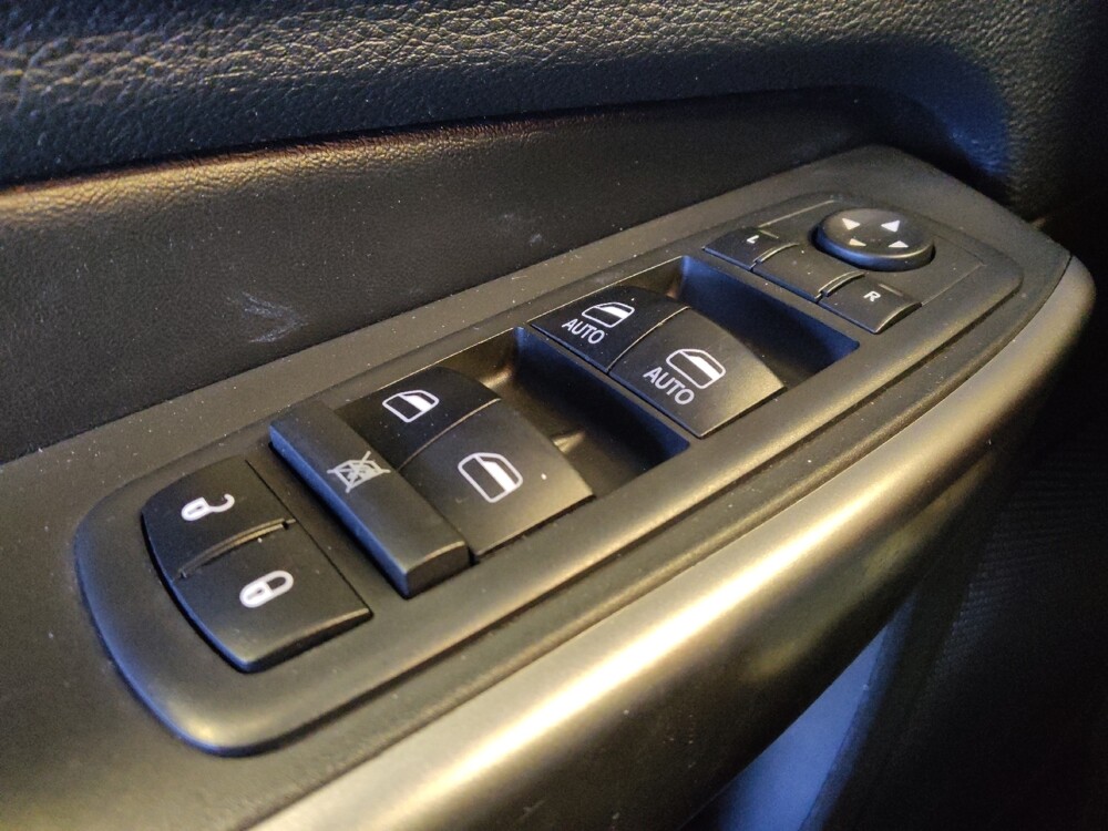 2019 Jeep Cherokee in Glendale, AZ 85301 - 18113772 27