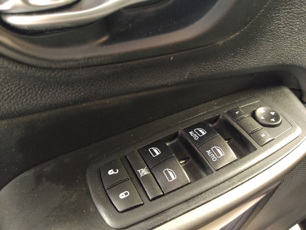 2019 Jeep Cherokee in Tampa, FL 33619 - 18113794 27