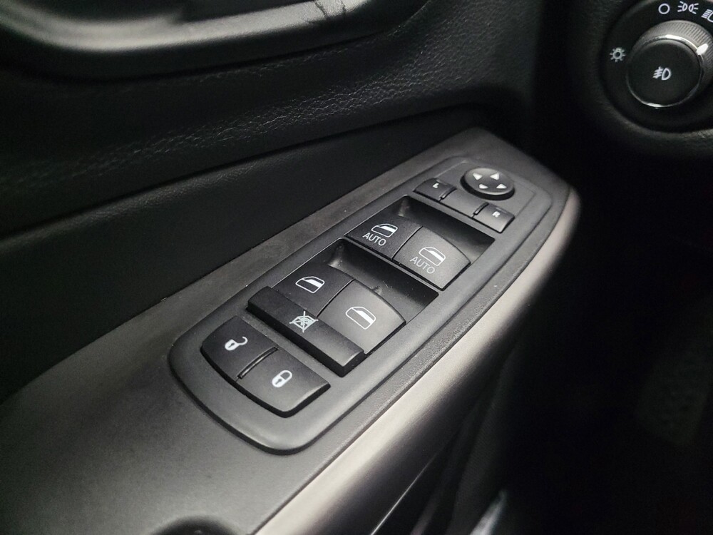 2021 Jeep Cherokee in Indianapolis, IN 46222 - 18114006 27