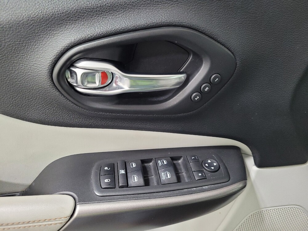 2019 Jeep Cherokee in Pittsburgh, PA 15236 - 18114599 27