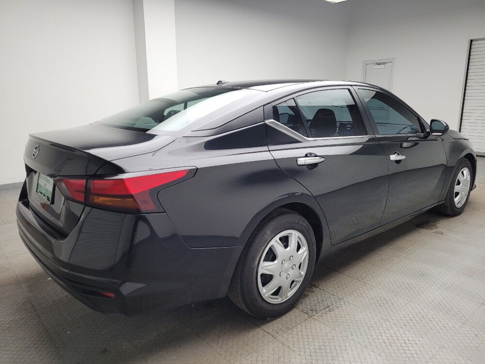 2019 Nissan Altima in Eastpointe, MI 48021 - 18114620 10