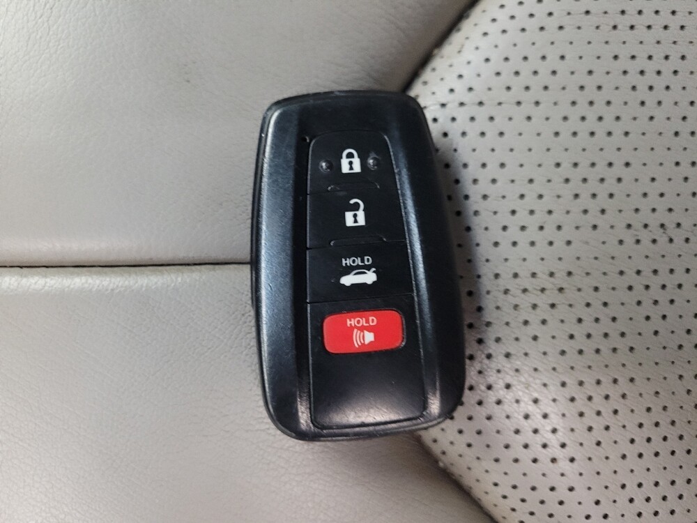 2018 Toyota Camry in Eastpointe, MI 48021 - 18114910 32