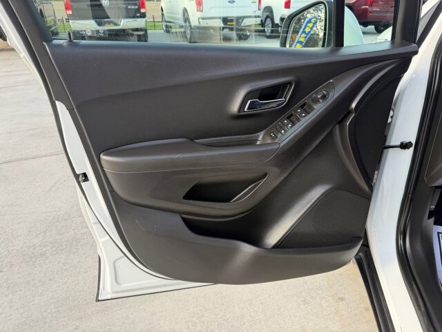 2018 Chevrolet Trax in Knoxville, TN 37920 - 18115386 7