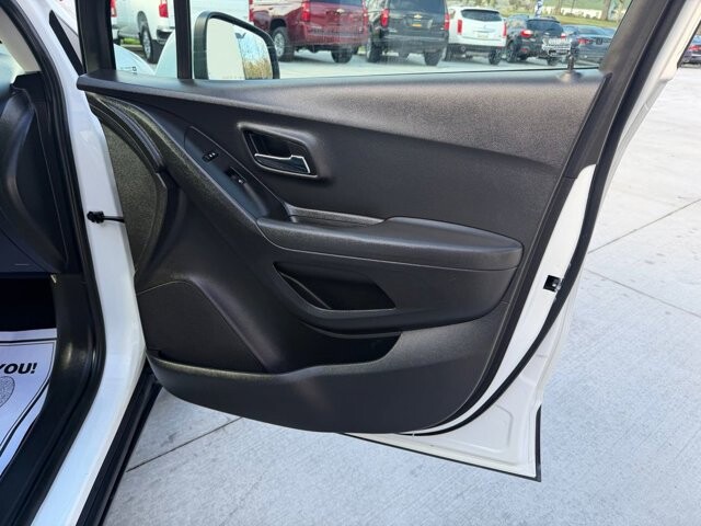 2018 Chevrolet Trax in Knoxville, TN 37920 - 18115386 11