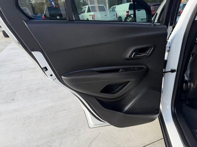 2018 Chevrolet Trax in Knoxville, TN 37920 - 18115386 8