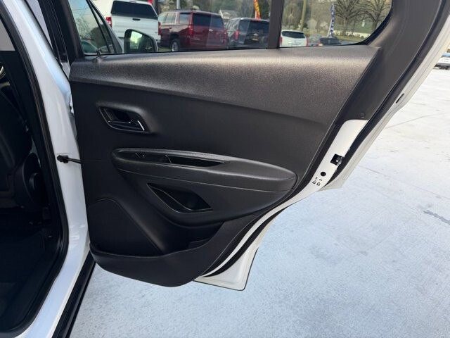 2018 Chevrolet Trax in Knoxville, TN 37920 - 18115386 10