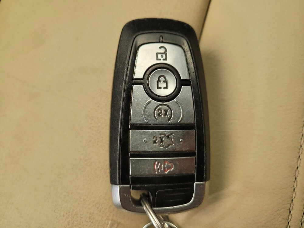 2017 Ford Edge in Louisville, KY 40258 - 18115540 32