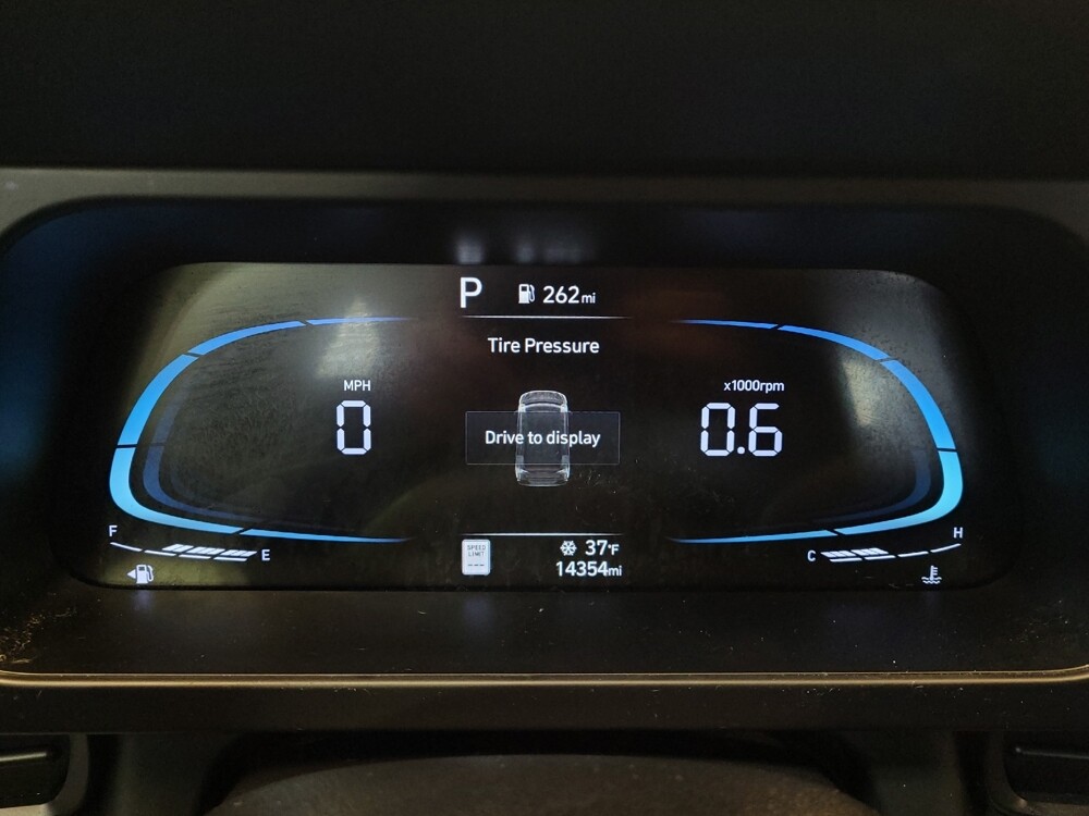 2025 Hyundai Elantra in Cincinnati, OH 45255 - 18115555 23