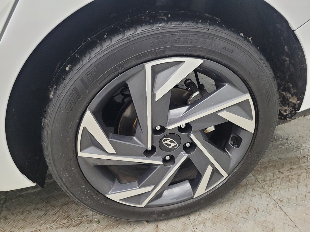 2025 Hyundai Elantra in Cincinnati, OH 45255 - 18115555 31