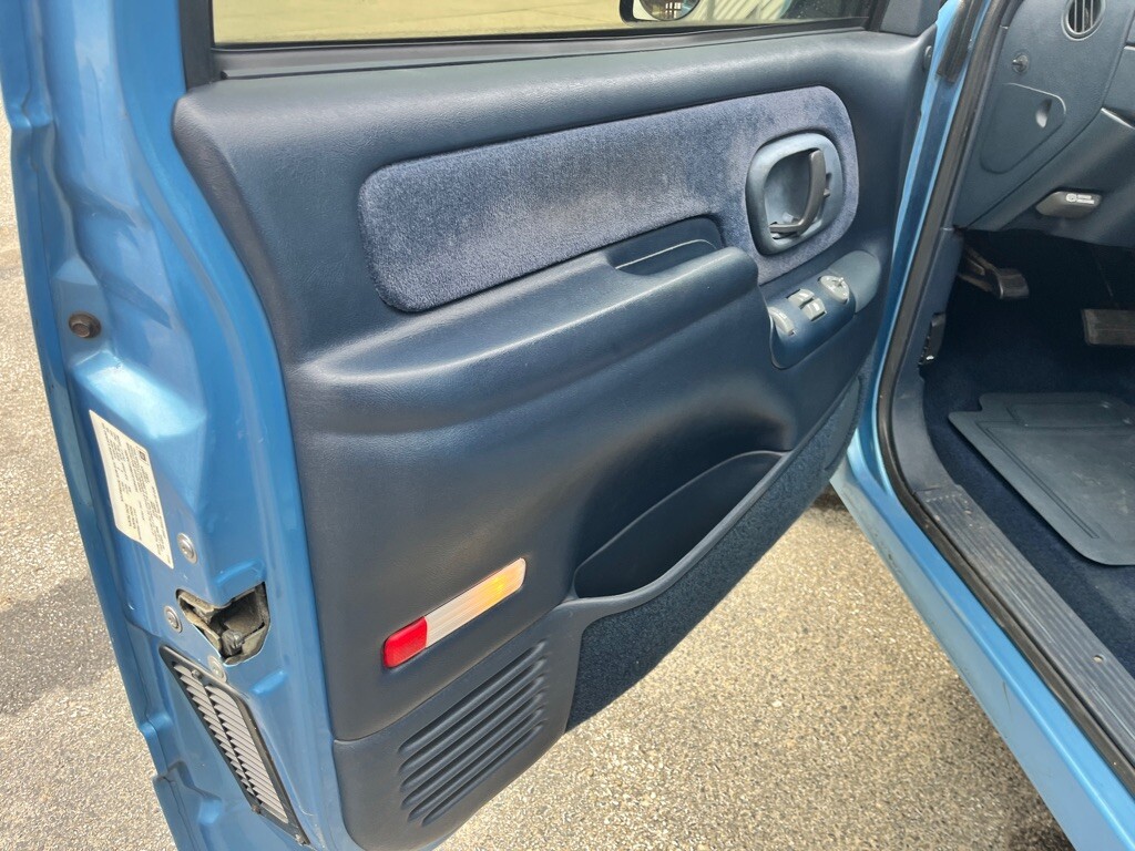 1996 Chevrolet Silverado 1500 in Fairview, PA 16415 - 18115773 8