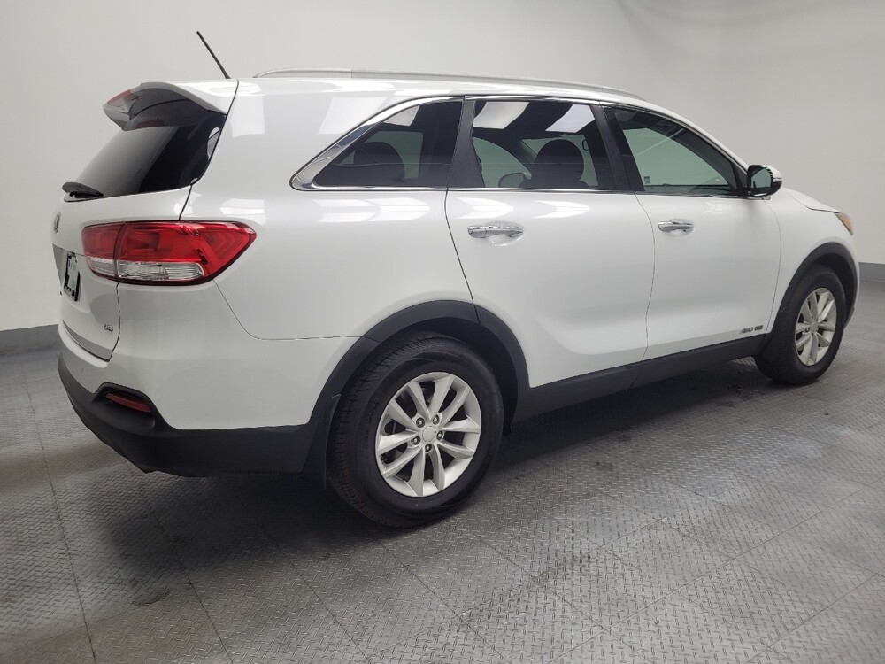 2018 Kia Sorento in Las Vegas, NV 89102 - 18116109 10
