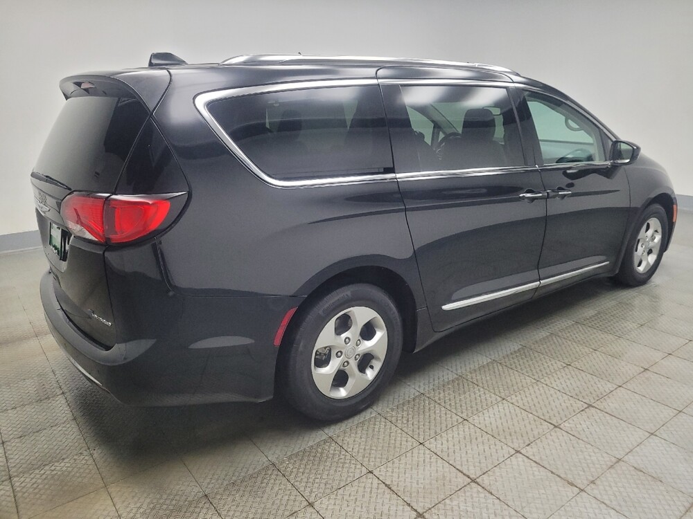 2018 Chrysler Pacifica in Indianapolis, IN 46222 - 18116183 10