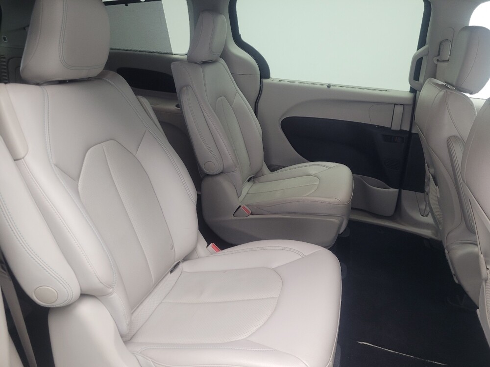 2018 Chrysler Pacifica in Indianapolis, IN 46222 - 18116183 19