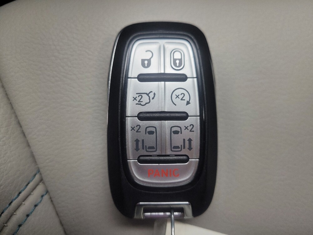 2018 Chrysler Pacifica in Indianapolis, IN 46222 - 18116183 32