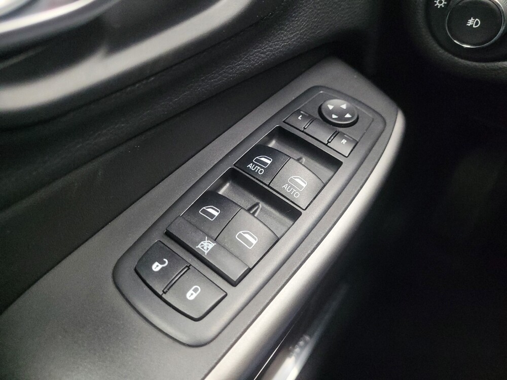 2019 Jeep Cherokee in Indianapolis, IN 46222 - 18116188 27