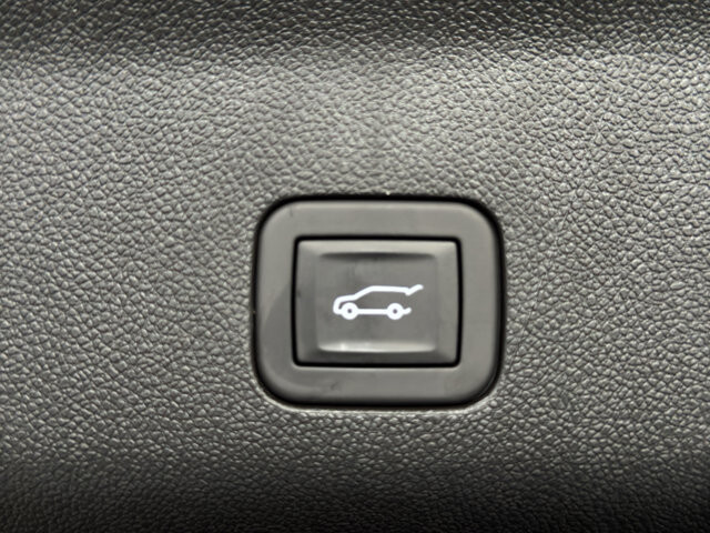 2025 GMC Yukon XL in Burlington, WI 53105 - 18116322 23